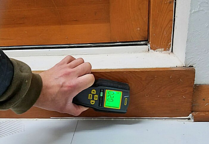 Moisture meter wood inspection Using a moisture meter to detect wood-destroying insects